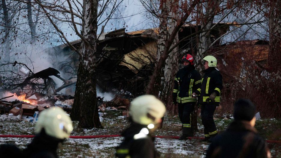 Katastrofa samolotu transportowego pod Wilnem
Lithuanian rescuers work next to the wreckage of a cargo plane following its crash near the Vilnius International Airport in Vilnius on November 25, 2024. (Photo by Petras MALUKAS / AFP)
PETRAS MALUKAS