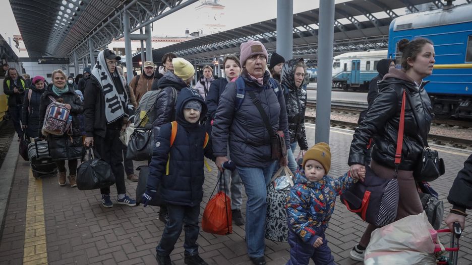 Wszystkie wyjeżdżające z Kijowa pociągi są składami ewakuacyjnymi, obowiązuje do nich tzw. "żywa kolejka"