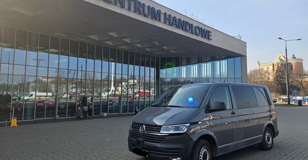 Alarmy bombowe w trzech galeriach handlowych w Lublinie. Na miejscu pracują policjanci