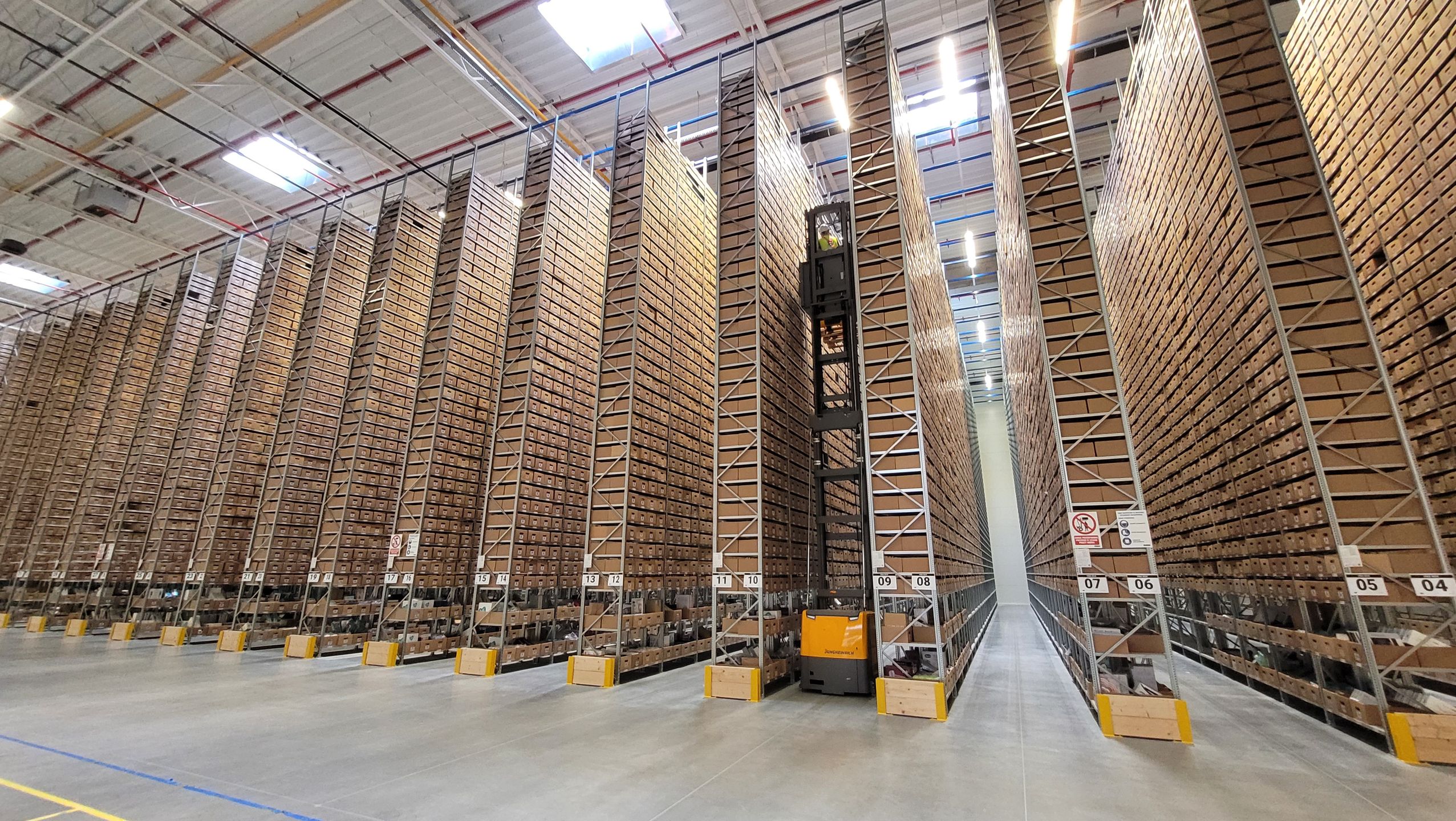 Wnętrze magazynu Notino w Polsce.