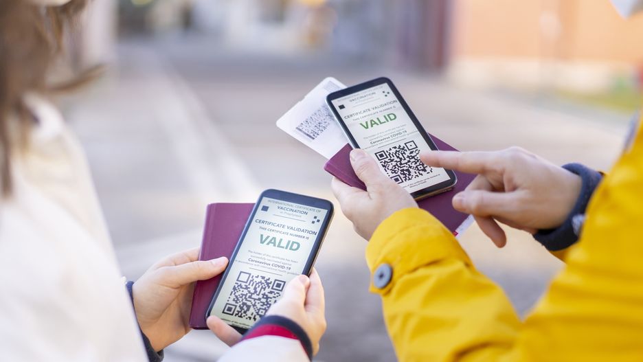 Certyfikaty covidowe można wydrukować lub ściągnąć na telefon komórkowy