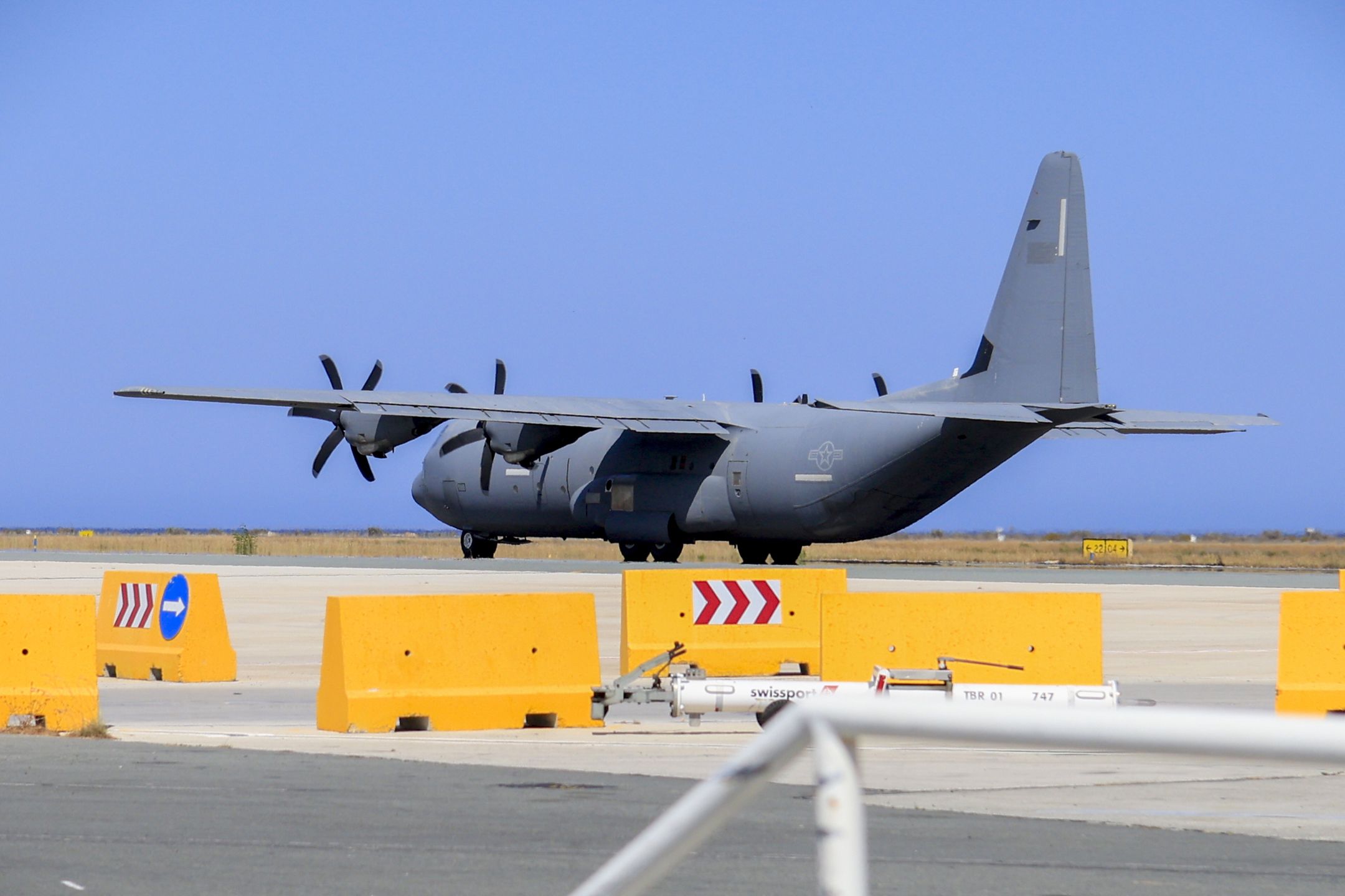 A US Airforce C-130 Hercules cargo plane lands at Larnaca International Airport amid the ongoing Iran-Israel conflict, in Larnaca, Cyprus, 19 June 2025. Israel and Iran have been exchanging fire since Israel launched strikes across Iran on 13 June 2025 as part of Operation 'Rising Lion.' EPA/ALEX MITA Dostawca: PAP/EPA.