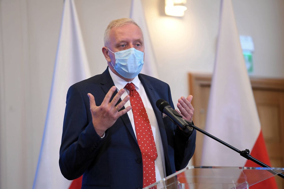 Koronawirus w Polsce. Ekspert o skutkach "pełzającego lockdownu"