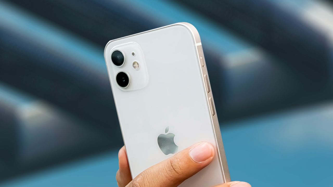 Coraz więcej osób kupuje nowe iPhone'y. Część z nich porzuca Androida