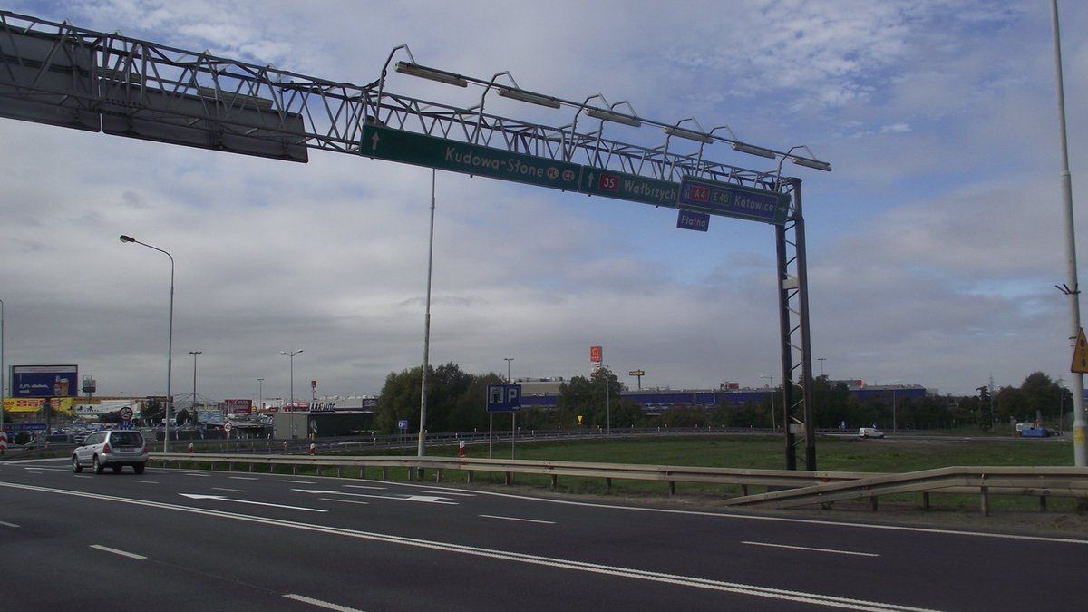 trudnienia związane są z demontażem bramownicy znajdującej się nad jezdnią