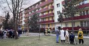 Zwarcie i pożar w budynku we Włochach. Mieszkaniec ruszył z gaśnicą