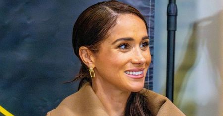 Meghan Markle w pelerynie za prawie 16 tysięcy złotych pojawiła się w towarzystwie Harry'ego na artystycznym evencie (FOTO)