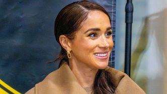 Meghan Markle w pelerynie za prawie 16 tysięcy złotych pojawiła się w towarzystwie Harry'ego na artystycznym evencie (FOTO)