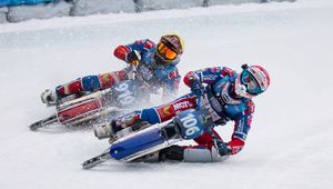 Ice speedway. Wyrównane zawody na otwarcie rozgrywek ligowych w Rosji. Dmitrij Kołtakow w wysokiej formie