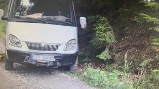 Dramat na leśnej drodze. Auto stoczyło się ze zbocza, kobieta nie żyje
