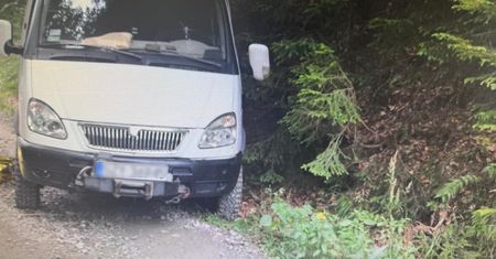 Dramat na leśnej drodze. Auto stoczyło się ze zbocza, kobieta nie żyje