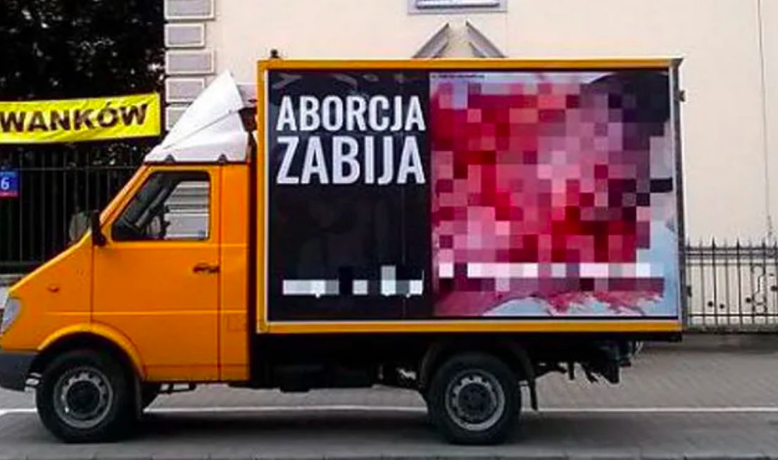 Warszawa. Homofobiczne i antyaborcyjne furgonetki legalne. Prokuratura chce unieważnić uchwałę radnych