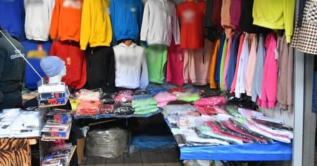 Handel podróbkami na lubelskim targowisku. Lubelska Służba Celno-Skarbowa zatrzymała kilkaset sztuk odzieży