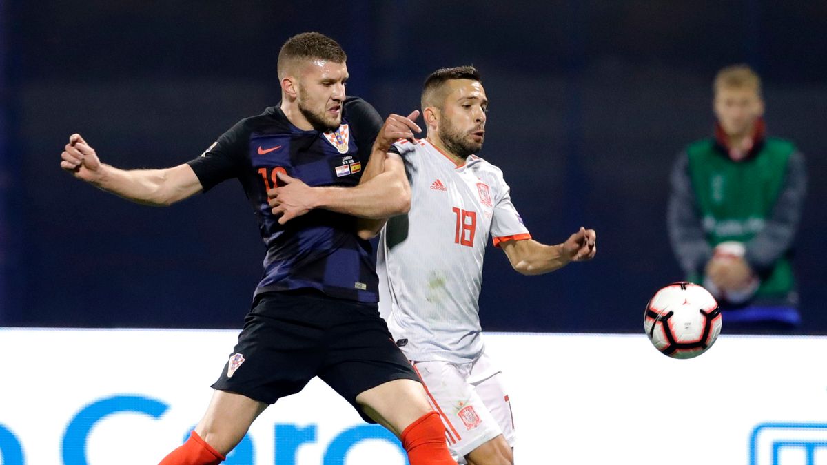 PAP/EPA / ANTONIO BAT / Na zdjęciu: Andrej Kramarić i Jose Gaya