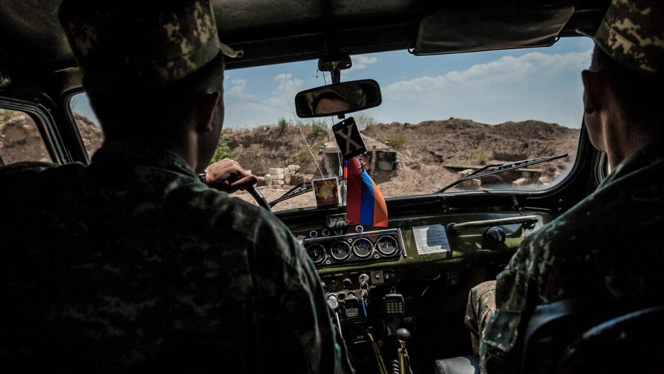 Żołnierze armii Górskiego Karabachu na patrolu na linii frontu, zaledwie 300 m od pozycji armii Armenii