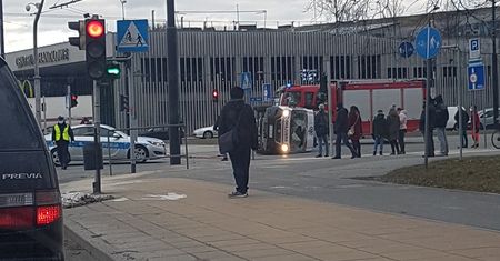 Lublin. Karetka zderzyła się z osobówką i wywróciła się na bok