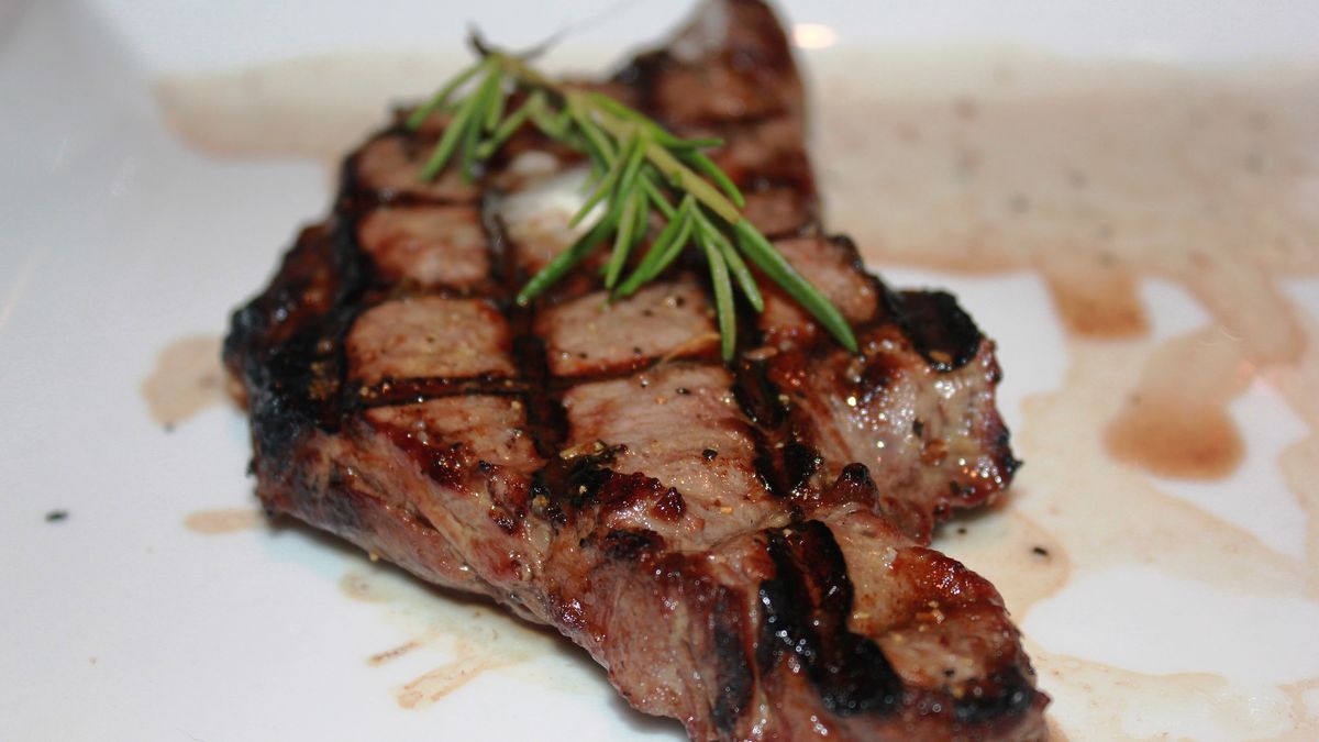 Grillowane steki z łopatki wołowej bez kości (mięso i tłuszcz, II klasa mięsa)