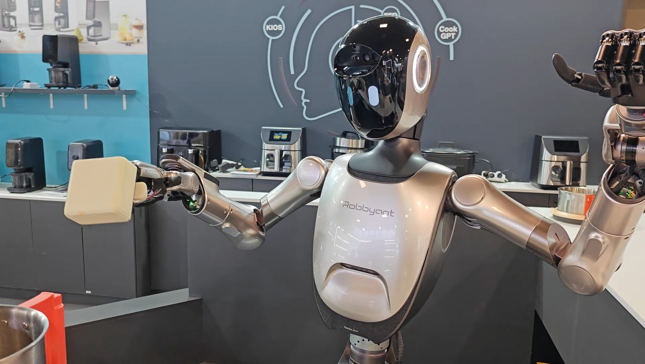 Chińska odpowiedź na Optimusa Tesli. Robbyant R1 świetnie odnajduje się w kuchni