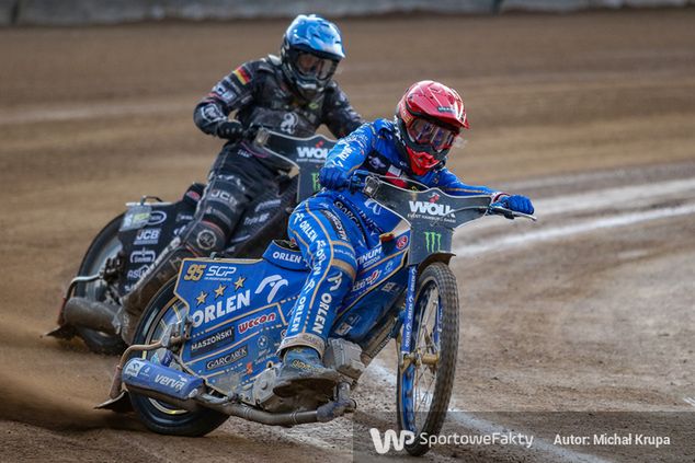 Bartosz Zmarzlik w czerwonym kasku