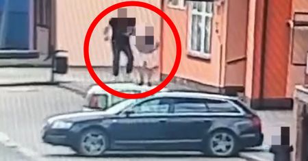 Skakał z dzieckiem po autach. Straty na tysiące złotych