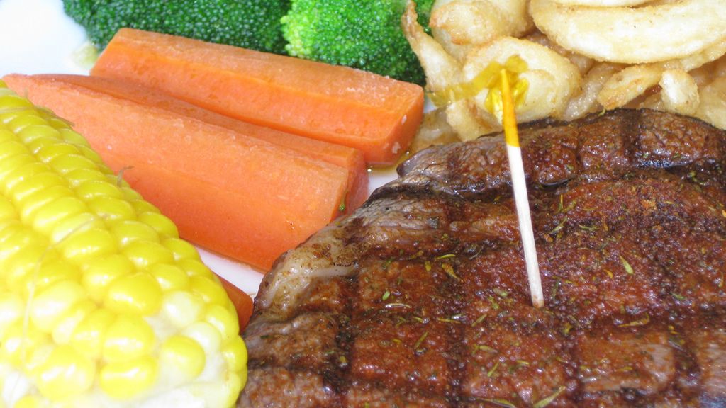 Grillowane steki z łopatki wołowej bez kości (mięso i tłuszcz, III klasa mięsa)