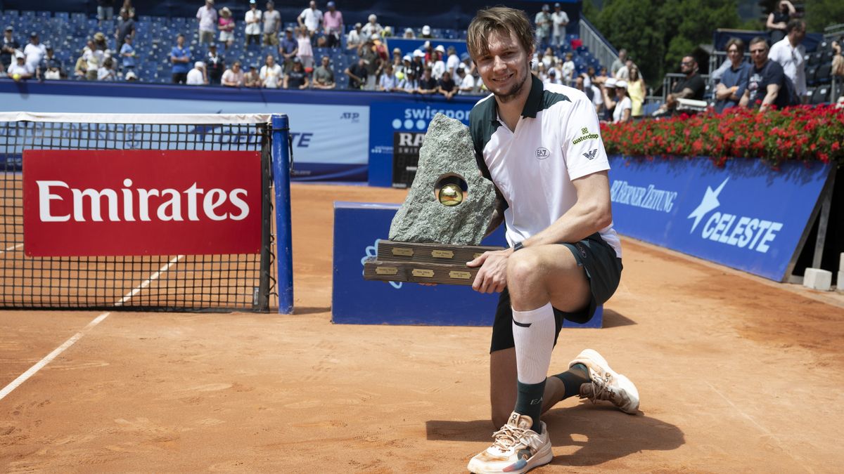 PAP/EPA / Peter Schneider / Na zdjęciu: Aleksander Bublik, mistrz EFG Swiss Open Gstaad 2025