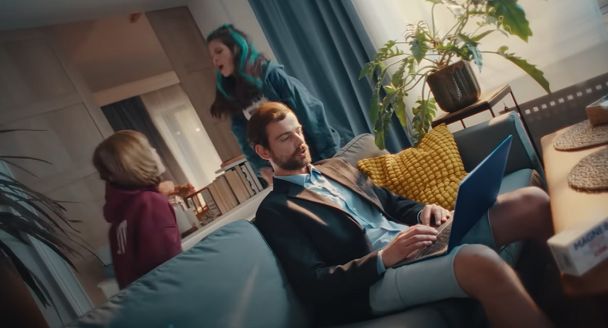 O roli magnezu w życiu rodziny w nowej reklamie Magne B6 Forte