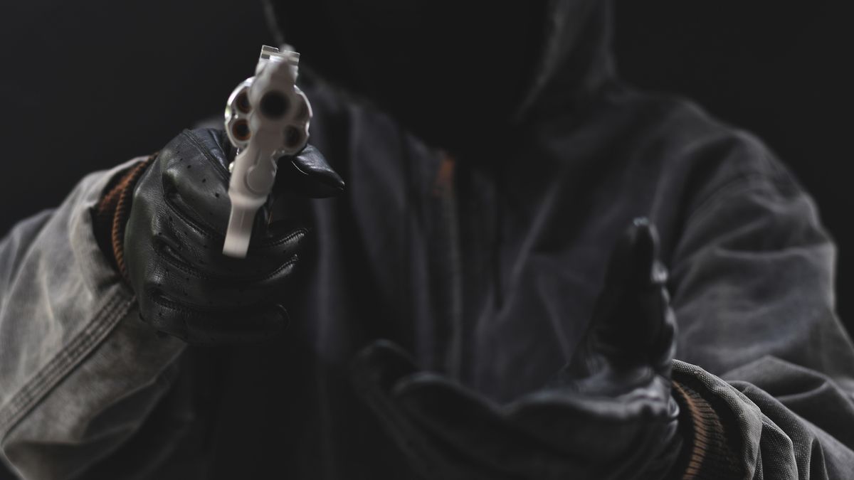 Były policjant został oskarżony o dwa napady na bank 