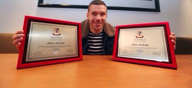 Lukas Podolski z duma prezentuje nabyte akcje Górnika Zabrze