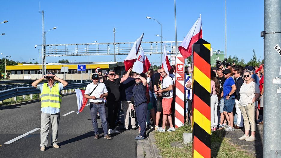 Lubieszyn, 30.06.2025. Zgromadzenie na granicy polsko-niemieckiej w Lubieszynie, 30 bm. w ?Obronie Polskich Granic?, aby zapobiec odsyłaniu imigrantów z Niemiec do Polski. (aldg) PAP/Marcin Bielecki