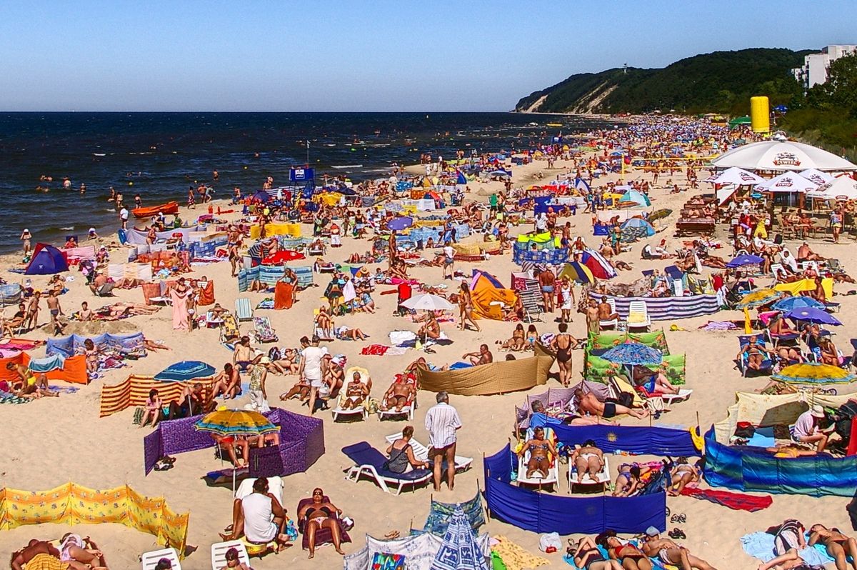 Tłumy na plaży w Międzyzdrojach