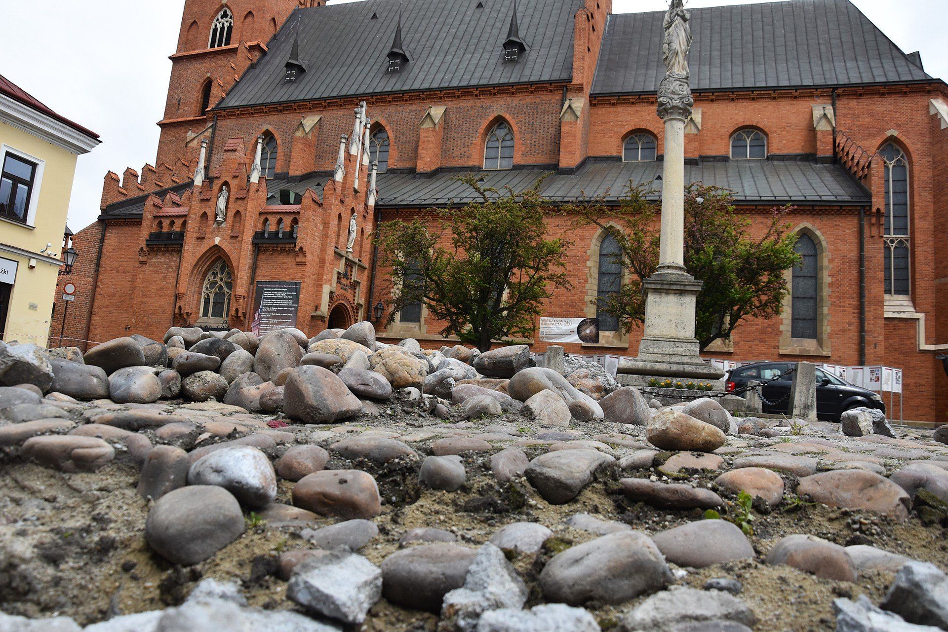 Rozpoczął się demontaż otoczaków, którymi wyłożony jest plac Katedralny w Tarnowie