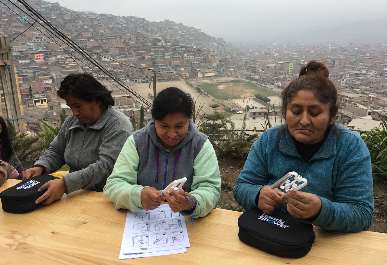 Kobiety w Peru składają zestawy zgodnie z przygotowaną instrukcją
