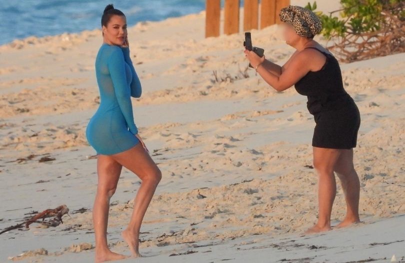 Khloe Kardashian walczy o idealne ujęcie, wypinając pośladki na plaży