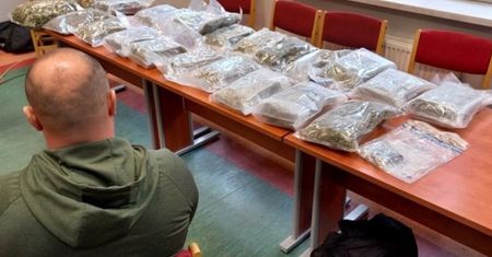 Policja rozbiła dwie grupy przestępcze. 25 osób z zarzutami