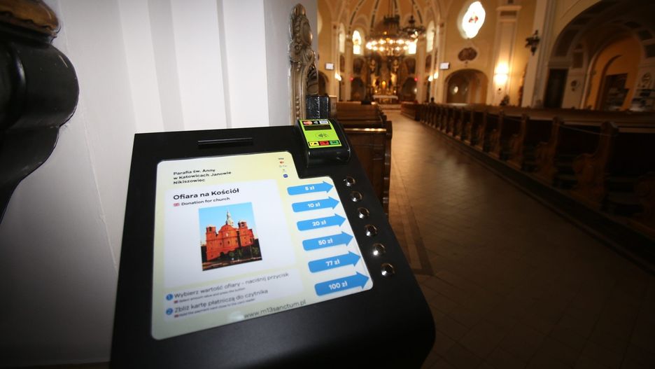Jedne z pierwszych urządzeń do płatności bezgotówkowych w kościołach pojawiły się krótko przed pandemią Covid-19