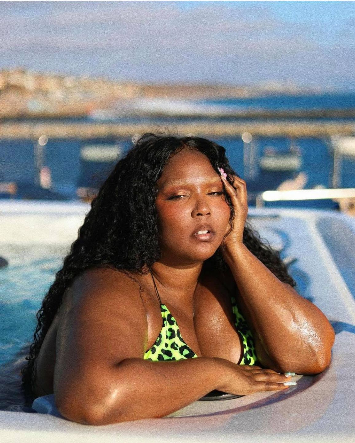 Lizzo wygrzewa się na jachcie