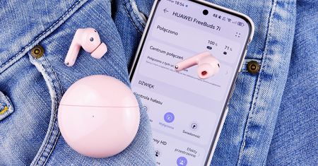 HUAWEI Freebuds 7i to słuchawki, które warto (a wręcz należy) używać z głową