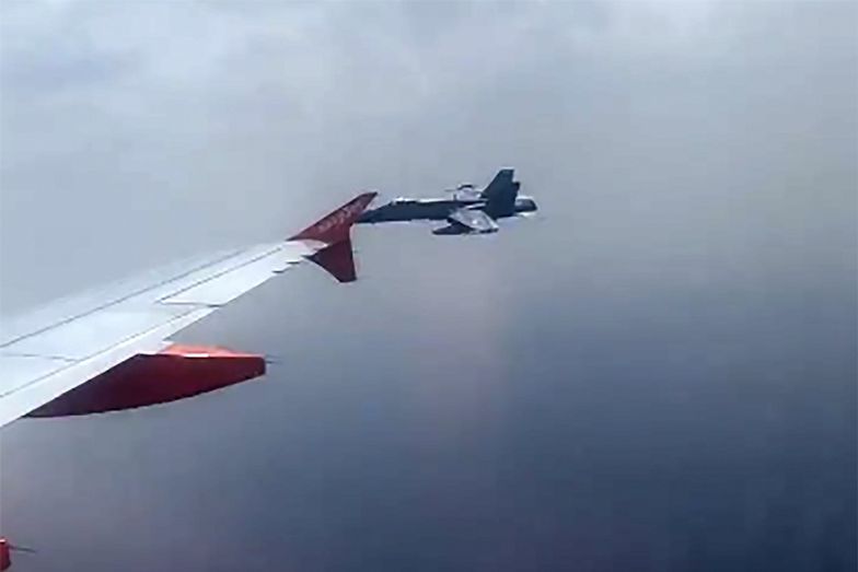 Myśliwce przechwyciły samolot pasażerski. Sceny jak z filmu. Jest wideo
