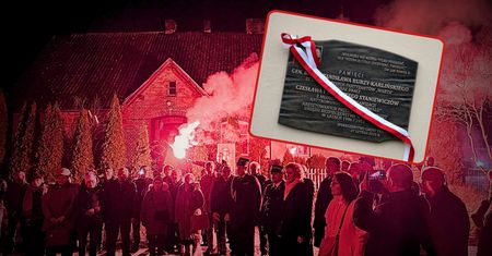 Odsłonięcie tablicy upamiętniającej więźniów politycznych w Niekursku