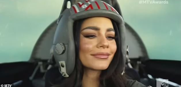Vanessa Hudgens jako pilot z "Top Gun"
