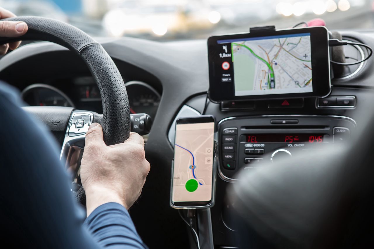 Droga nawigacja czy tani smartfon. Rozwiązanie doskonałe do auta - Nawigacja GPS czy smartfon? Odpowiedź na to pytanie może być trudna