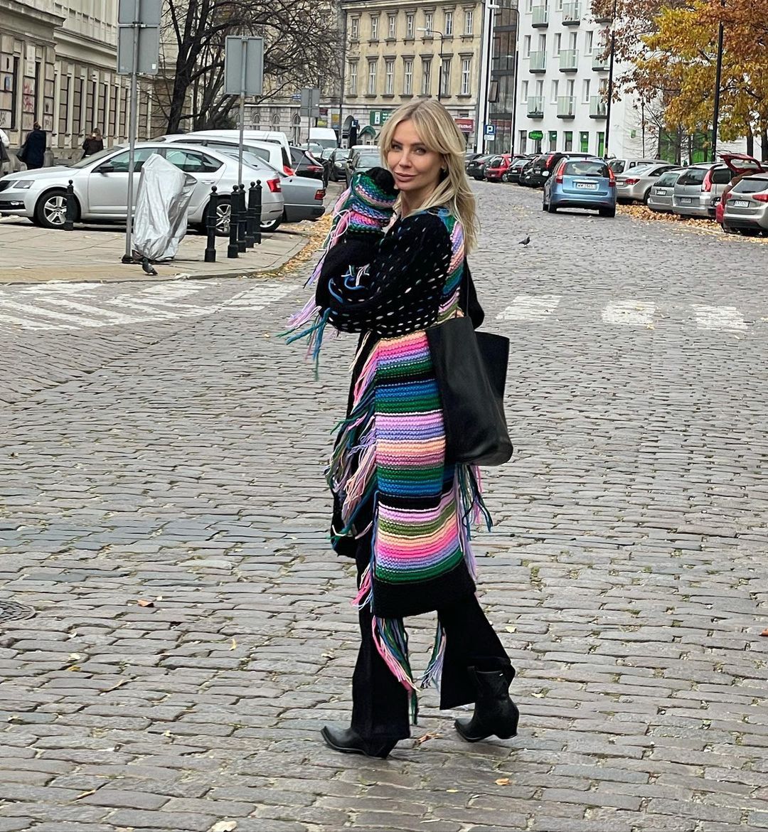 Agnieszka Woźniak-Starak mknie przez miasto w swetrze własnej marki za 2100 złotych 