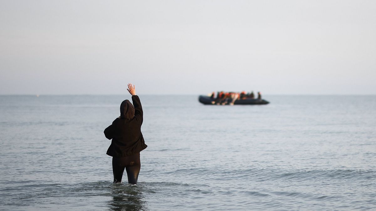 Migrant departures from France to the UK
epa12242450 A woman waves at migrants on an inflatable dinghy boat to join them to cross the English Channel, in Gravelines, northern France, 17 July 2025. On July 10, 2025, during President Macron's state visit to the UK, an agreement was reached on cross-Channel migration. France agreed to accept back individuals who crossed the Channel but are not eligible for asylum in the UK. In exchange, the British government promised to accept individuals who can be legally integrated. Since the beginning of 2025, an estimated 21,000 people have reached the British coasts in small boats.  EPA/YOAN VALAT 
Dostawca: PAP/EPA.
YOAN VALAT
migrant, migrants, english channel, boat, sea, canal la manche, channel, water