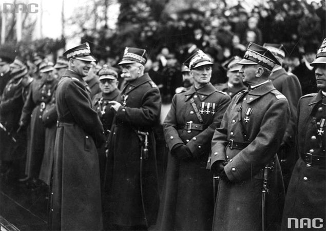 Marszałek Edward Rydz-Śmigły i generał Stefan Dąb-Biernacki (trzeci z prawej) przed rozpoczęciem defilady z okazji 11 listopada. Rok 1937 
