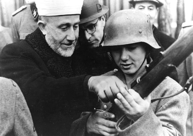 Al-Hadżdż Muhammad Amin al-Husajni, wielki mufti Jerozolimy z bośniackimi muzułmanami, którzy wstąpili na ochotnika do Waffen-SS, listopad 1943 r. 