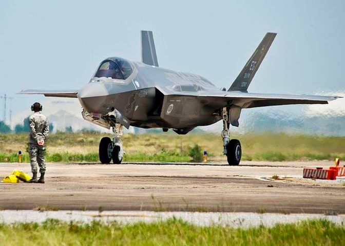 Pilot F-35 zdradził tajne informacje. Zrobił to przez Tindera