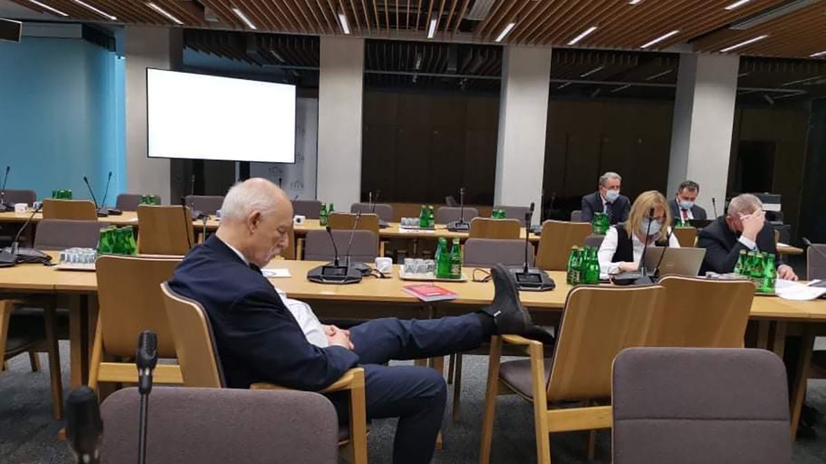 Janusz Korwin-Mikke zasnął na sejmowej komisji? Zdjęcie obiegło sieć