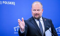 Poseł KO oblany żrącą substancją. Trafił do szpitala