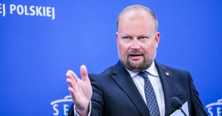 Poseł KO oblany żrącą substancją. Trafił do szpitala